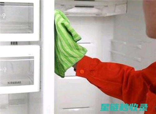 去除冰箱冷冻室门把手不干胶的详细步骤 (去除冰箱冷冻室异味最基本最简单的方法)